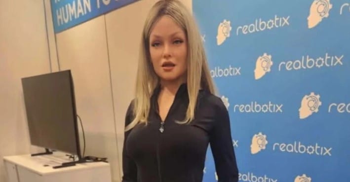 Aria, la robot que promete «compañerismo e intimidad»