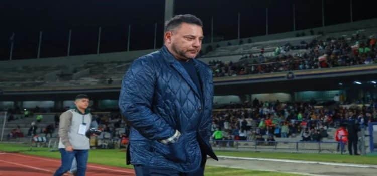 Abuchean a Antonio Mohamed durante su visita a CU