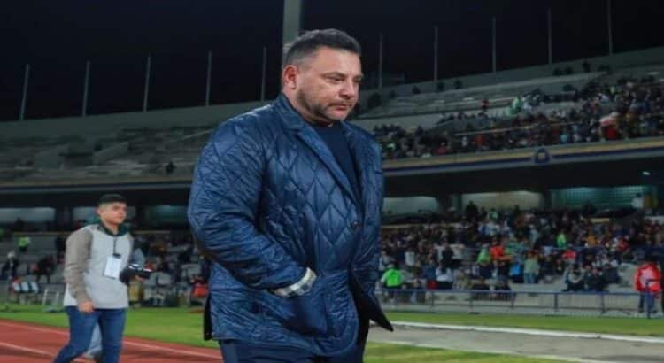 Abuchean a Antonio Mohamed durante su visita a CU