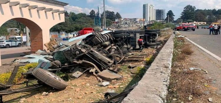 Vuelca tráiler en curva de la carretera México-Toluca