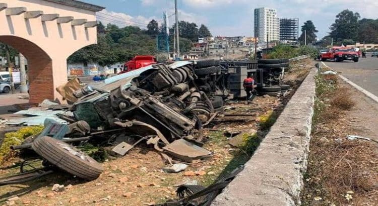 Vuelca tráiler en curva de la carretera México-Toluca