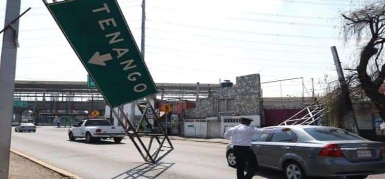 Cae estructura metálica en avenida Pino Suárez en Toluca