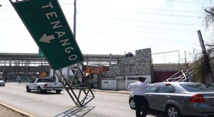 Cae estructura metálica en avenida Pino Suárez en Toluca