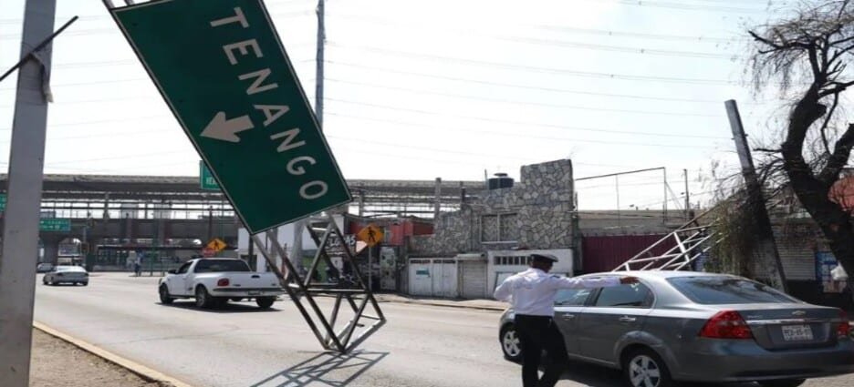 Cae estructura metálica en avenida Pino Suárez en Toluca