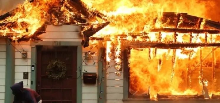 Destituyen a jefa de bomberos tras incendios en Los Angeles Destituyen a jefa de bomberos tras incendios en Los Angeles