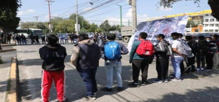 Egresados de la Normal de Tenería convocan marcha contra reforma al ISSSTE en Toluca