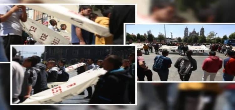 Persiste manifestación de normalistas de Tenería frente a Palacio de Gobierno en Toluca