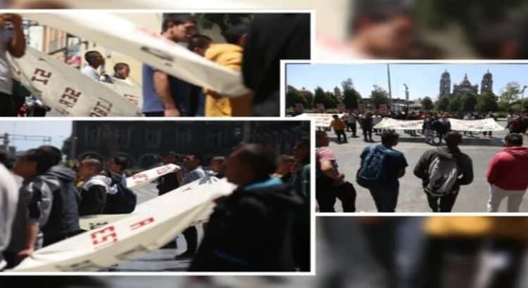 Persiste manifestación de normalistas de Tenería frente a Palacio de Gobierno en Toluca