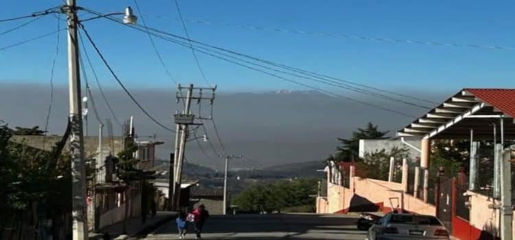 Persiste mala calidad del aire en Toluca tras incendio en depósito de Xonacatlán