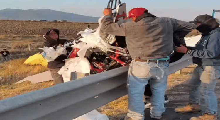 Volcadura de tráiler cargado con Motos Desata rapiña en Jilotepec, Edomex