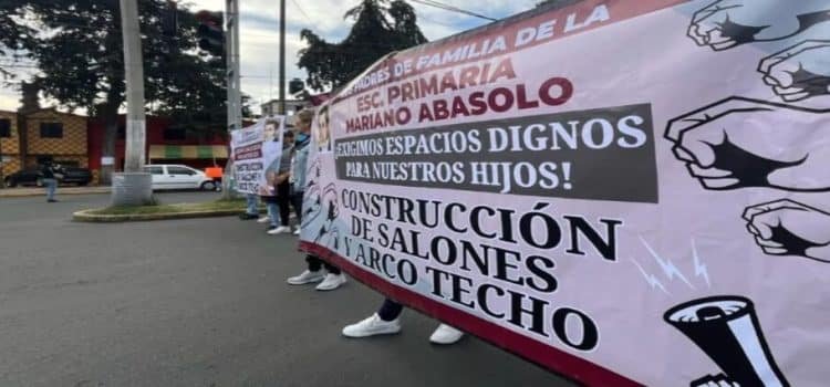 Denuncian malas condiciones en primaria de Toluca
