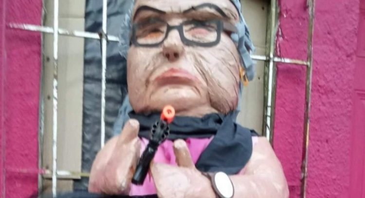 Crea polémica el lanzamiento de piñata de la “abuelita sicaria”