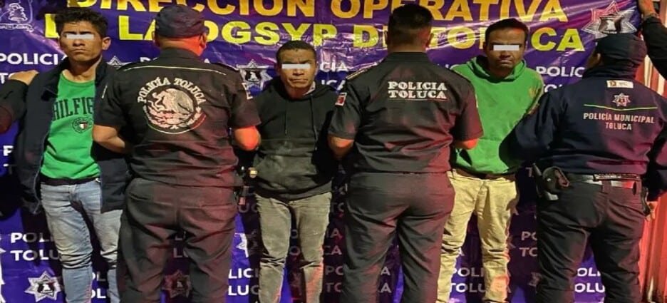 Detienen a 3 hombres en flagrancia por robo a casa en Toluca