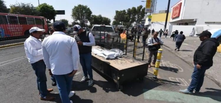 Limpian banquetas y calles de comercio informal en la zona de la Terminal de Toluca