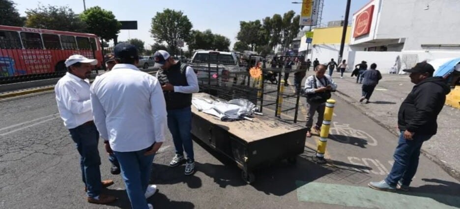 Limpian banquetas y calles de comercio informal en la zona de la Terminal de Toluca