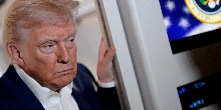 Trump dobla las manitas