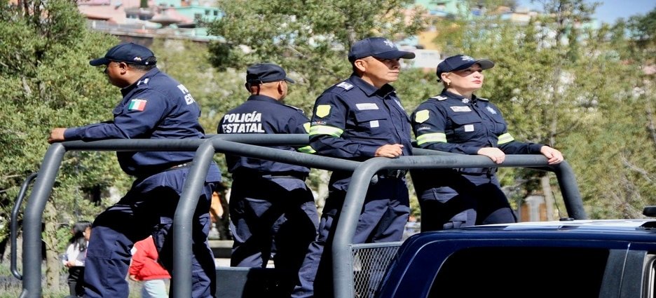 Policías irrumpen al interior de oficinas de Agua y Saneamiento en Toluca