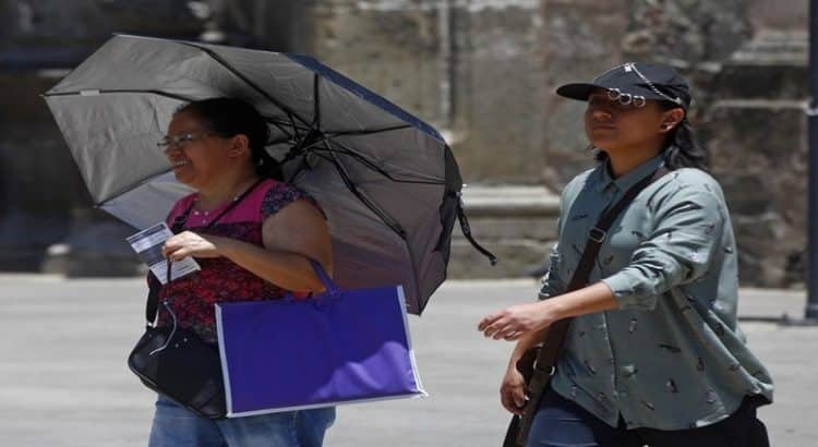 Emiten recomendaciones por altas temperaturas en Toluca
