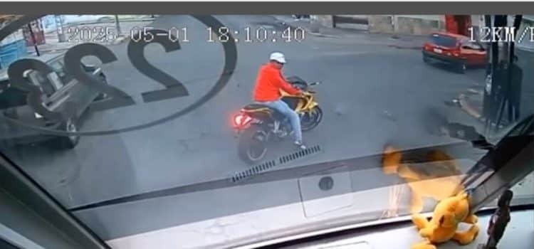 Captan a motociclistas mientras vandalizan autobús de pasajeros en Toluca
