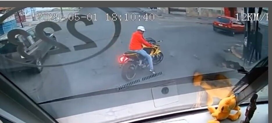 Captan a motociclistas mientras vandalizan autobús de pasajeros en Toluca