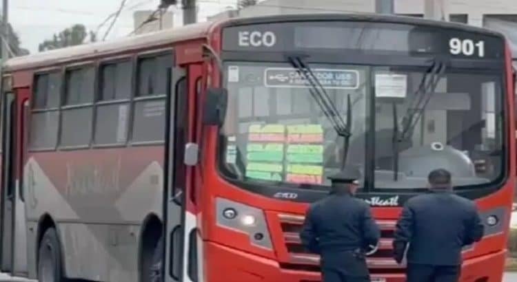 Mujer pierde la vida arrollada por autobús de pasajeros en Toluca; chofer se dio a la fuga