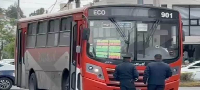 Mujer pierde la vida arrollada por autobús de pasajeros en Toluca; chofer se dio a la fuga