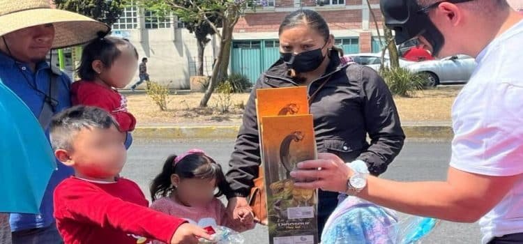 Empresario de Metepec reparte 1,500 juguetes en el Valle de Toluca