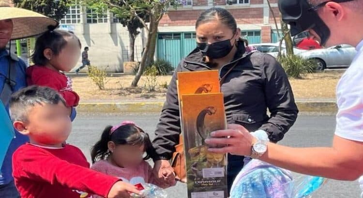 Empresario de Metepec reparte 1,500 juguetes en el Valle de Toluca