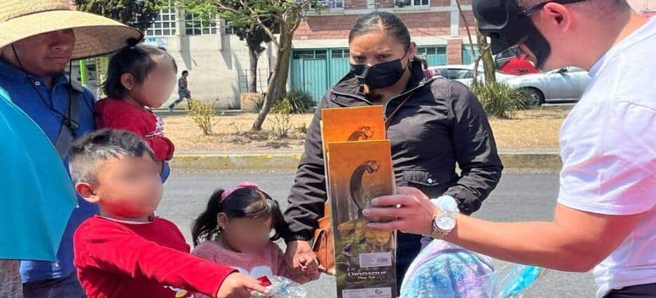 Empresario de Metepec reparte 1,500 juguetes en el Valle de Toluca