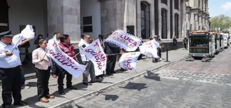 Entregan nuevas barredoras de calles en Toluca