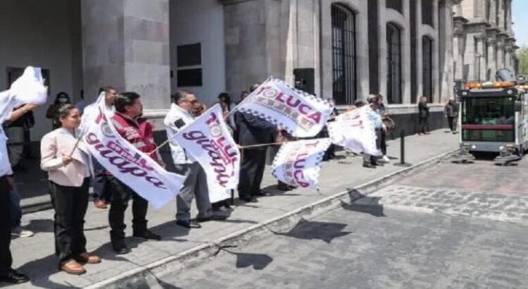 Entregan nuevas barredoras de calles en Toluca