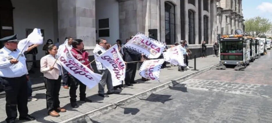 Entregan nuevas barredoras de calles en Toluca