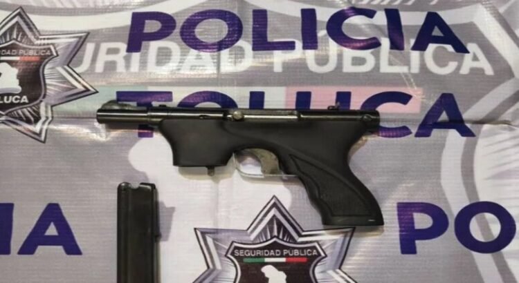 Encuentran arma de fuego en paquete de mensajería en Toluca