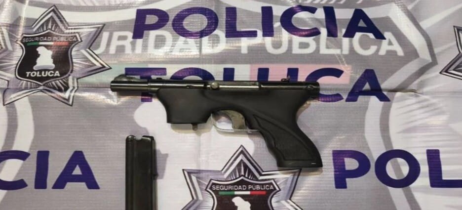 Encuentran arma de fuego en paquete de mensajería en Toluca