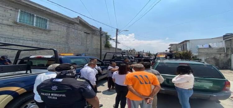 Rescatan a 2 perritos victimas de maltrato en Toluca