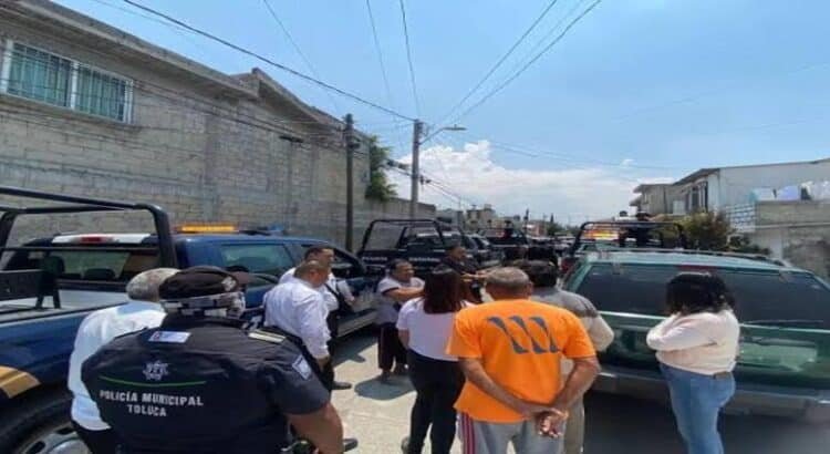 Rescatan a 2 perritos victimas de maltrato en Toluca