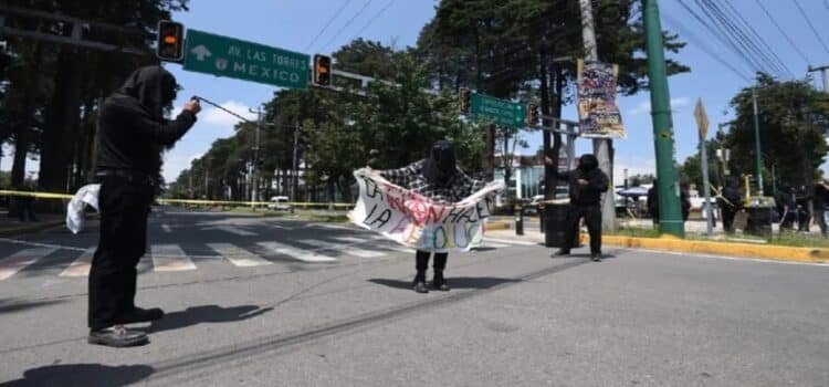 Estudiantes de la UAEMéx protestan en Toluca Estudiantes de la UAEMéx protestan en Toluca