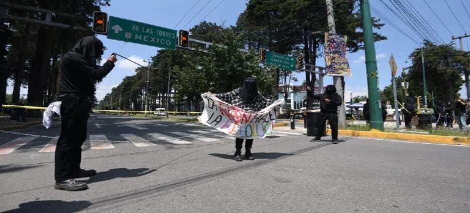 Estudiantes de la UAEMéx protestan en Toluca