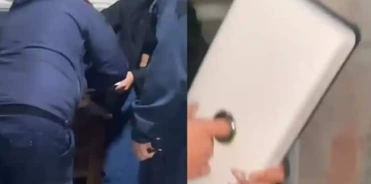 Llegó a urgencias con el dedo atrapado en la tapa de un inodoro