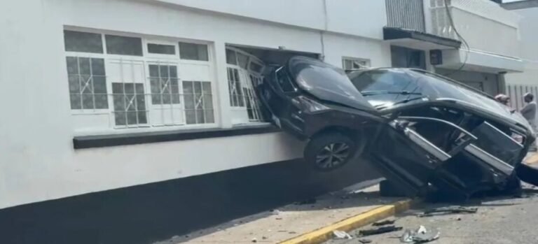 Camioneta se impacta contra vivienda en Toluca