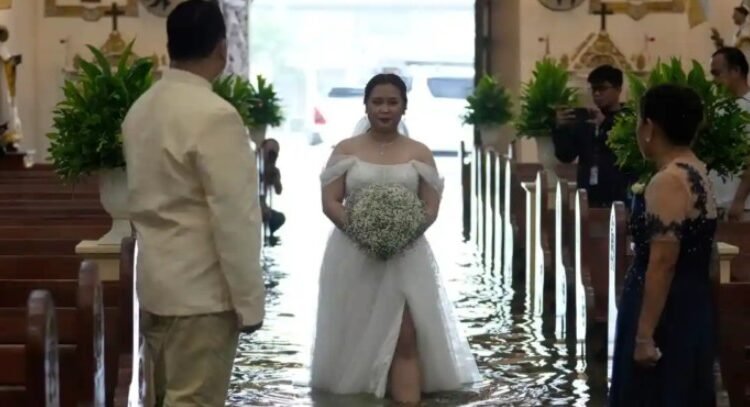 En iglesia inundada, pareja celebró su boda