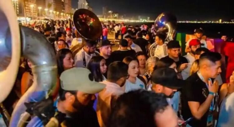 Con banda y cerveza esperaron el tsunami Con banda y cerveza esperaron el tsunami