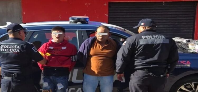 Detienen a 2 por asalto a un Oxxo en Toluca; llevaban réplicas de arma Detienen a 2 por asalto a un Oxxo en Toluca; llevaban réplicas de arma