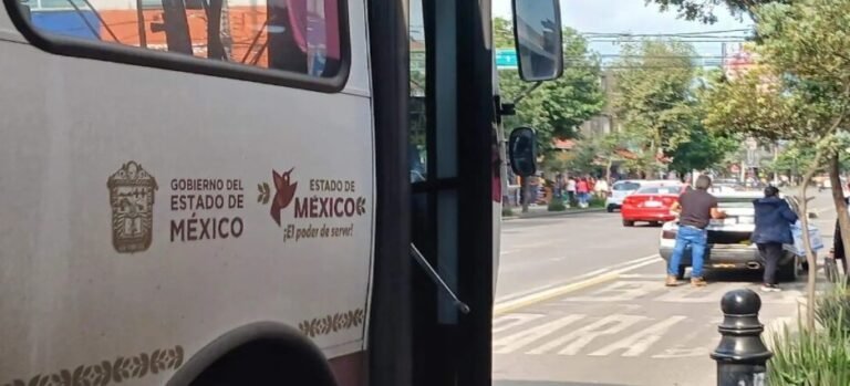 Denuncian a taxis colectivos por invadir carril confinado en avenida Morelos de Toluca