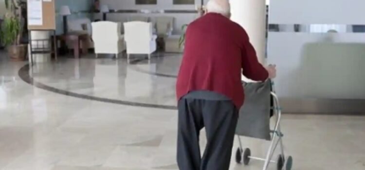 A sus 38 años decidió mudarse a una residencia para personas de la tercera edad