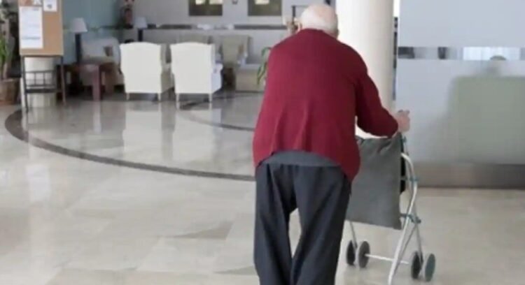 A sus 38 años decidió mudarse a una residencia para personas de la tercera edad