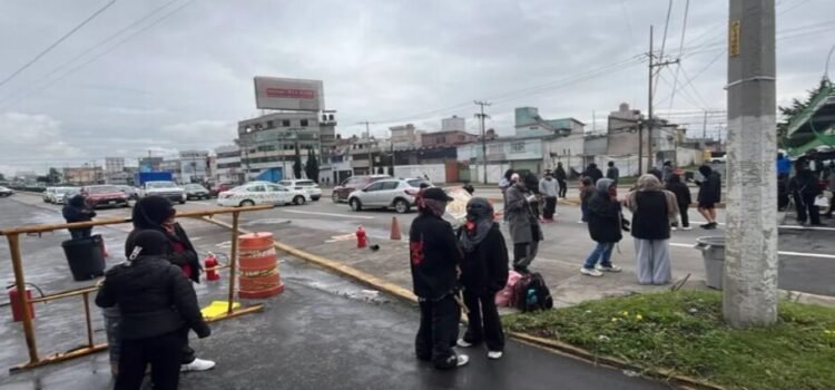 Paristas de Facultad de Geografía realizan bloqueo por un alumno atropellado en Toluca Paristas de Facultad de Geografía realizan bloqueo por un alumno atropellado en Toluca