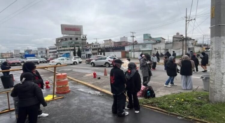 Paristas de Facultad de Geografía realizan bloqueo por un alumno atropellado en Toluca Paristas de Facultad de Geografía realizan bloqueo por un alumno atropellado en Toluca