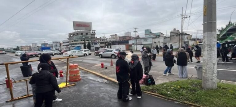 Paristas de Facultad de Geografía realizan bloqueo por un alumno atropellado en Toluca