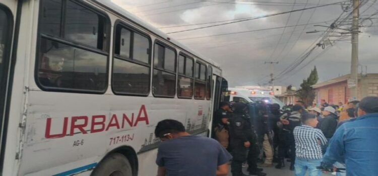 Intentan linchar a chofer tras arrollar a un adulto mayor en Toluca Intentan linchar a chofer tras arrollar a un adulto mayor en Toluca